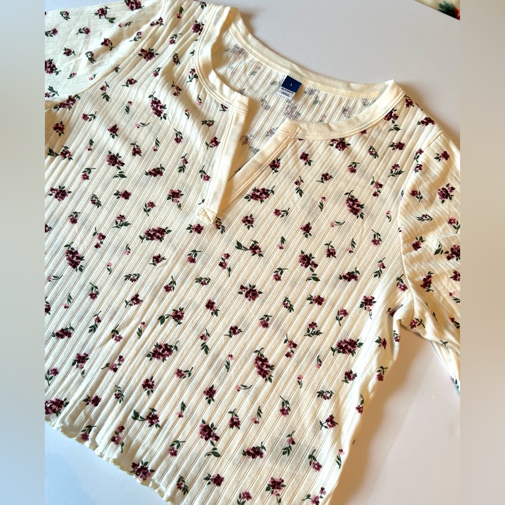 Old Navy Cream/ Plum Floral Print Ribbed Henley Top, Size Large
